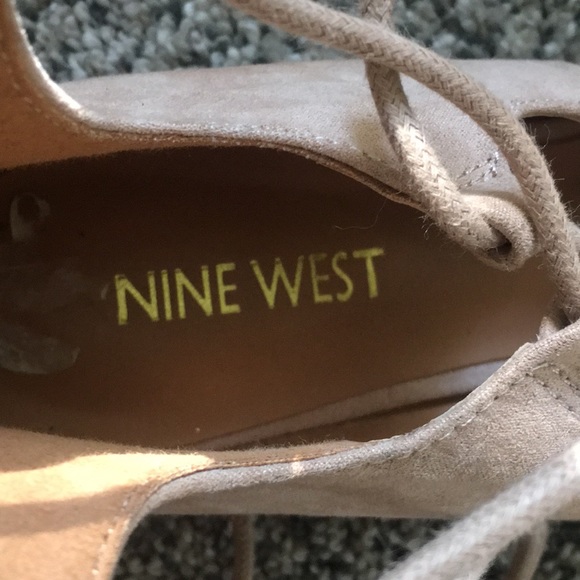 Nine West nude tie/lace up flats w/ pointed toe - Picture 4 of 8